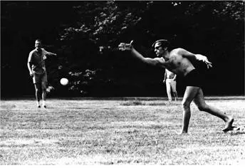 Mark Ptashne lobs a Softball at the 1968 Cold Spring Harbor symposium - фото 49