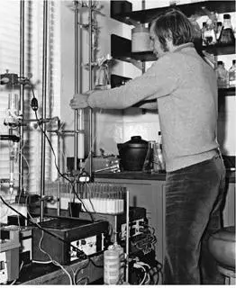 Ulf Pettersson in the lab at Cold Spring Harbor December 1971 Joe - фото 60