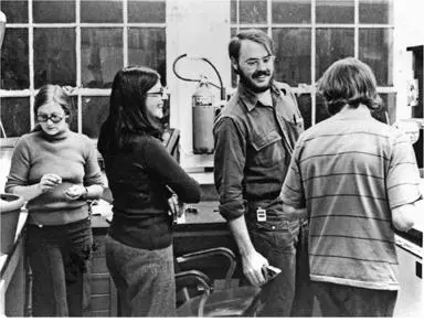 Jane Flint Terri Grodzicker Phil Sharp and Joe Sambrook at CSHL in 1973 - фото 62