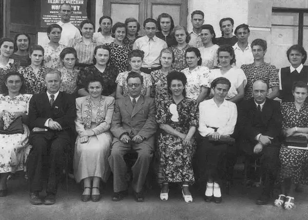 М М Бахтин второй справа в нижнем ряду среди студентов и преподавателей - фото 20