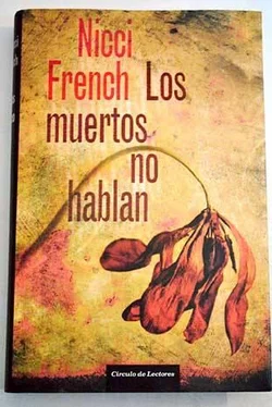 Nicci French Los Muertos No Hablan обложка книги