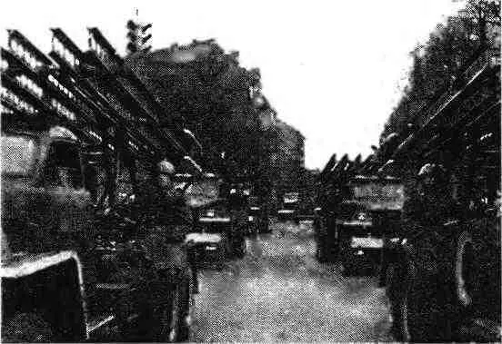 На улице Таллина гвардейские миномёты БМ13Н на шасси Студебекер US6 7 - фото 183