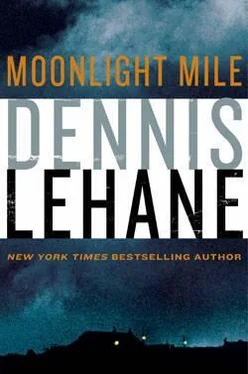 Dennis Lehane Moonlight Mile обложка книги