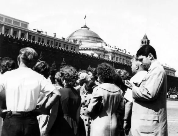 Standing patiently in Red Square notebook in hand the author is ready for - фото 4