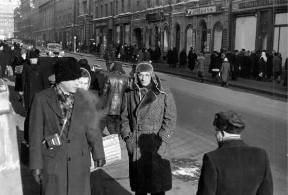 Busy Moscow street with the author center Russians across the street line up - фото 6
