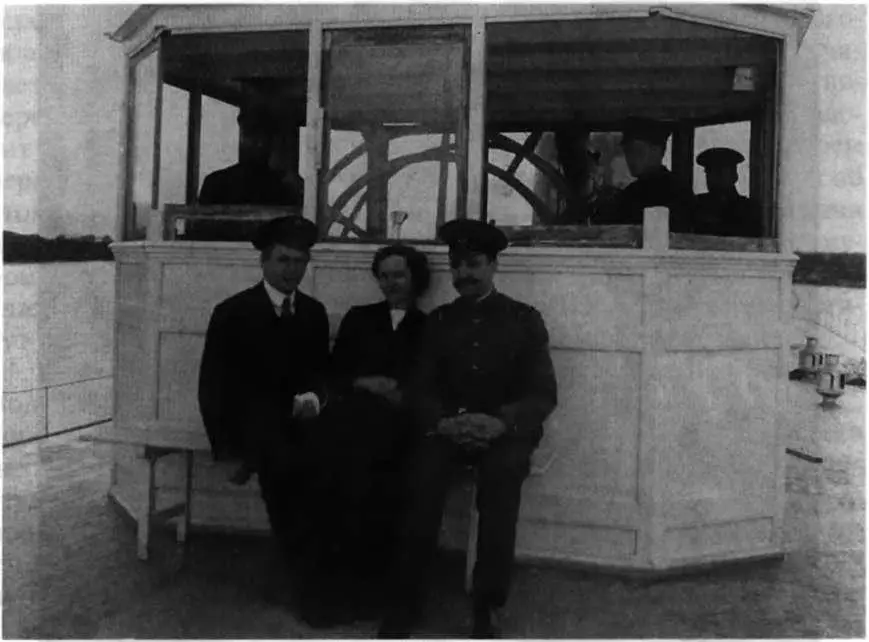 Владимир слева с сестрой Марией на пароходе Зворыкин 1910е годы На плечи - фото 8