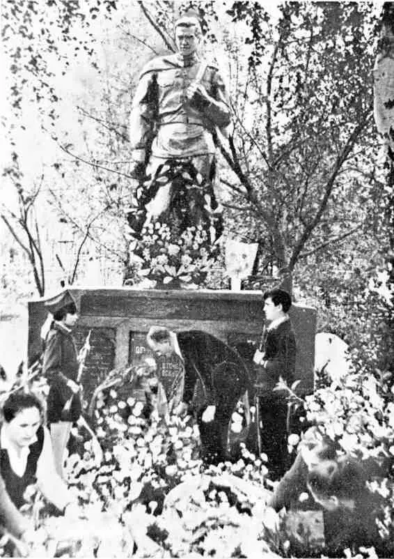 Братская могила героев в райцентре Комаричи Андриевский Роман Антонович - фото 21