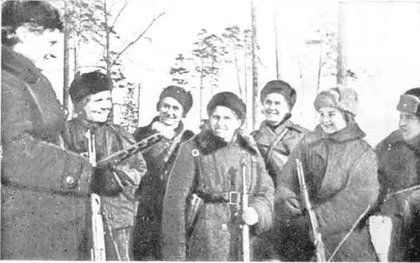 Семерка неустрашимых партизанских разведчиц 1942 г Навстречу - фото 26