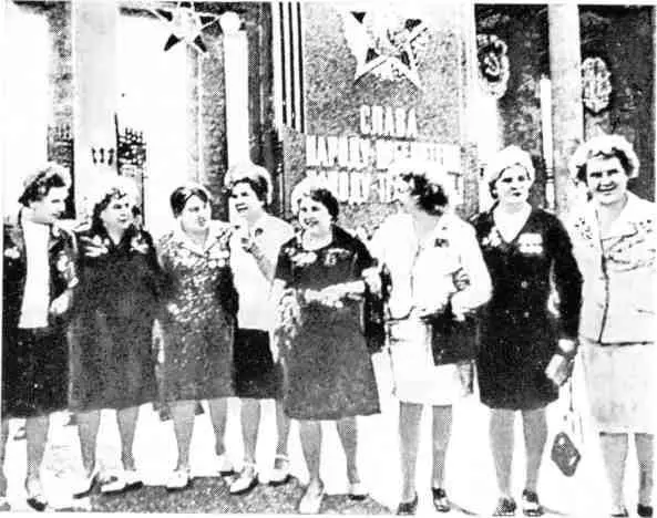 Встреча неустрашимых разведчиц в Москве 1975 г Командир танковой колонны - фото 27