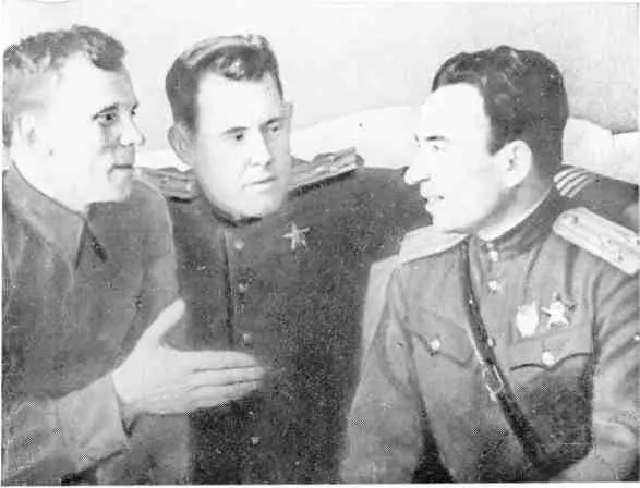 Слева направо заведующий военным отделом ЦК ВЛКСМ в годы войны Дмитрий - фото 48