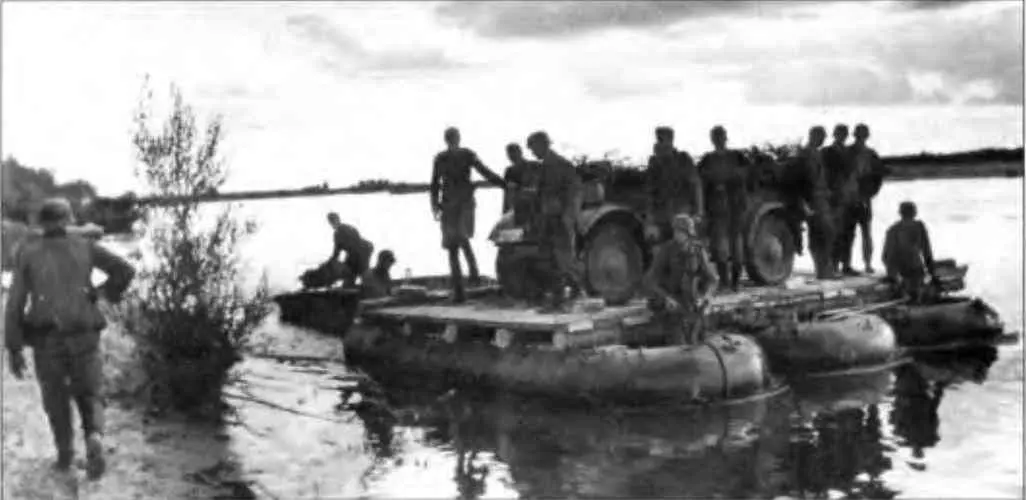 Ещё один снимок переправы через Десну в сентябре 1941 г На понтоне установлен - фото 19