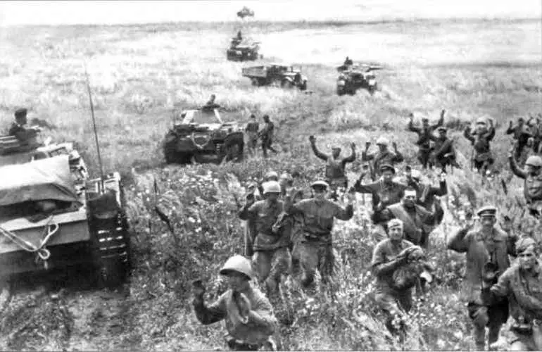 Начало октября 1941 г бронеколонна вермахта следует в направлении на Москву - фото 20