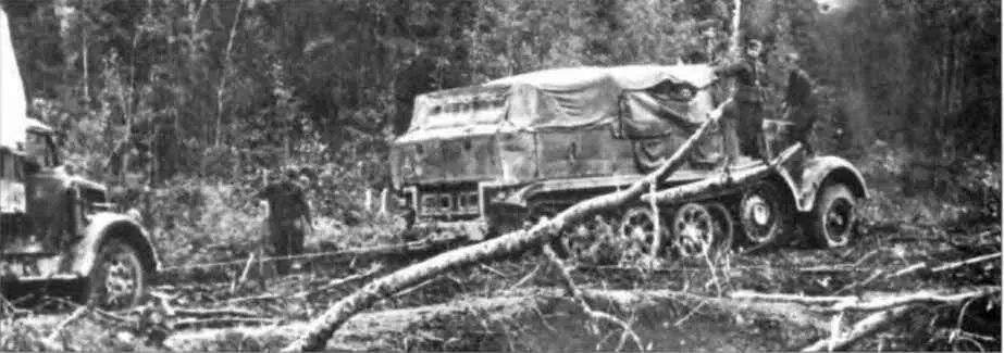 Полугусеничный тягач Sd Kfz 8 буксирует грузовик по лесной дороге район - фото 82