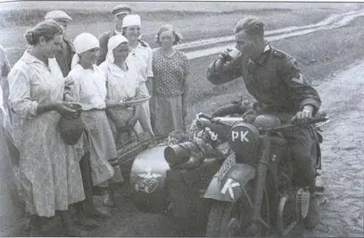 Июль 1941 года Жители одного из украинских сел угощают оберефрейтора из роты - фото 18