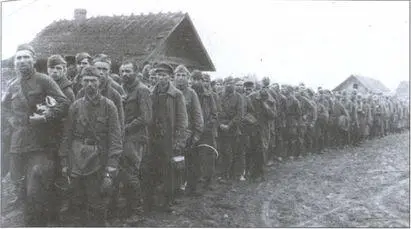 Осень 1941 года Колонна военнопленных готовится к отправке в nересыльный - фото 25
