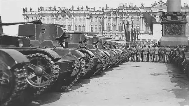 Танки Т26 на площади имени Урицкого перед парадом Ленинград 1 мая 1934 года - фото 34