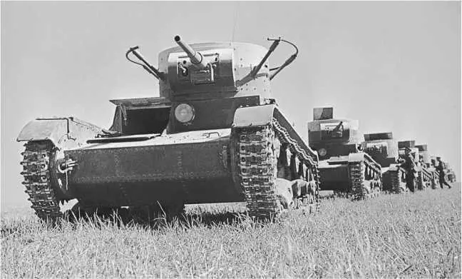 Колонна танков Т26 Лето 1937 года На переднем плане радийная машина выпуска - фото 38