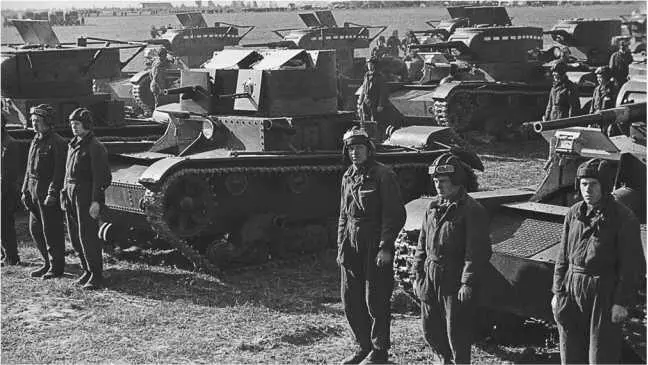 Экипажи у танков во время маневров Московский военный округ 1936 год В - фото 159