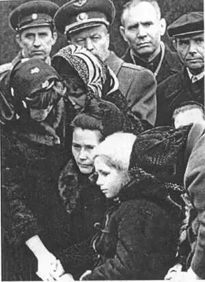 Не стало Юры Гагарина Утром пошёл за пивом встречаю Люду Овчинникову Ты - фото 17