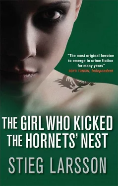 Stieg Larsson The Girl Who Kicked The Hornets’ Nest обложка книги