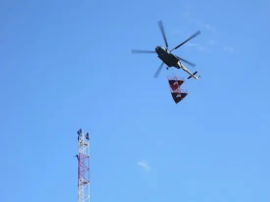 Осторожно подводим секцию к монтажникам они протягивают стальной трос в - фото 44