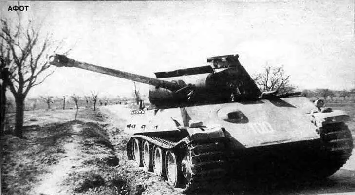 Уничтоженный танк Пантера Ausf G Обратите внимание на пробоину в нижнем - фото 29