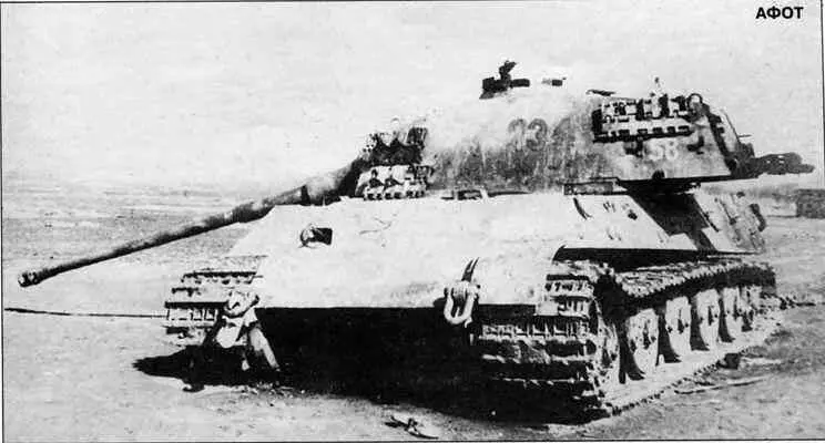Подорвавшийся на мине и брошенный экипажем Тигр Б This Tiger II was - фото 65