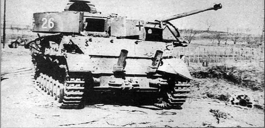 Колонна танков PzKpfw IV расстрелянная артиллеристами из засады На заднем - фото 69