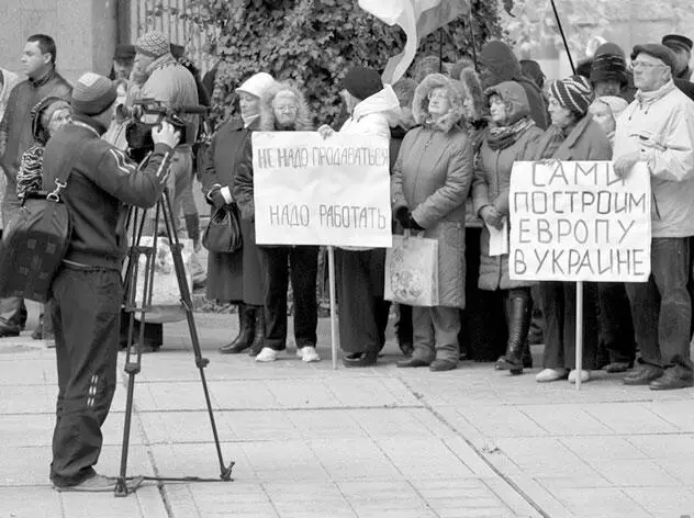 27 ноября 2013 г Симферополь Митинг против вступления в ЕС Фото Радіо - фото 4