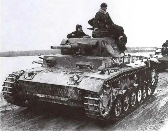 Колонна трофейных боевых машин танк Pz III и три StuG III на Западном - фото 1