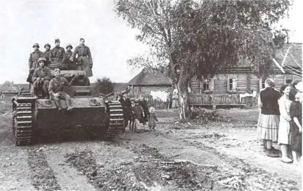 Бойцы Красной Армии отправляются в бой на трофейном танке Pz III Западный - фото 2
