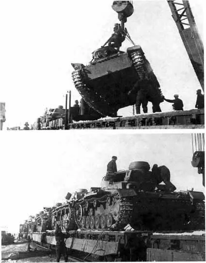 Бригада танкистовремонтников за изучением трофейных StuG III из состава - фото 11