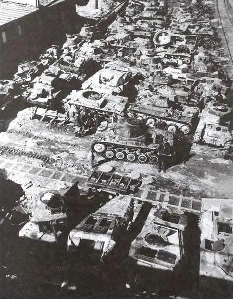 Ремонтники осматривают танки Pz III на переднем плане танк Pz III из состава - фото 15