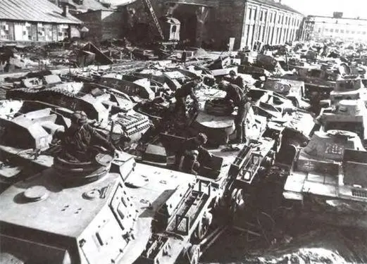 Ремонтники осматривают танки Pz III на переднем плане танк Pz III из состава - фото 16