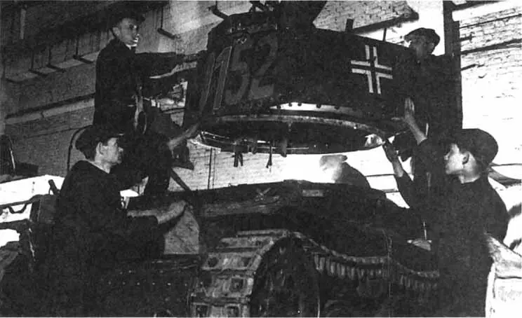 Ремонт танка Pz38t Прага на рембазе 82 Москва май 1942 года РГАКФД - фото 20