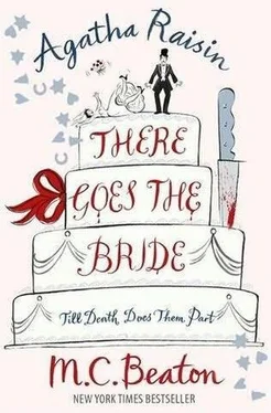 M Beaton There Goes The Bride обложка книги