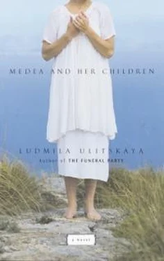 Людмила Улицкая Medea and Her Children обложка книги