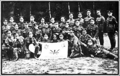 Зеев Жаботинский с группой людей из еврейского батальона 38 в Плимуте 1917 - фото 37