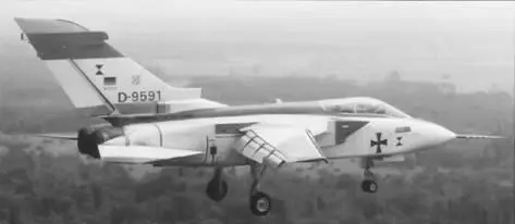 Первый прототип Торнадо завершает первый полет 14 августа 1974 г Восьмой - фото 24