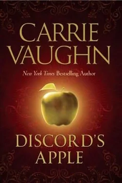 Carrie Vaughn Discord's Apple обложка книги