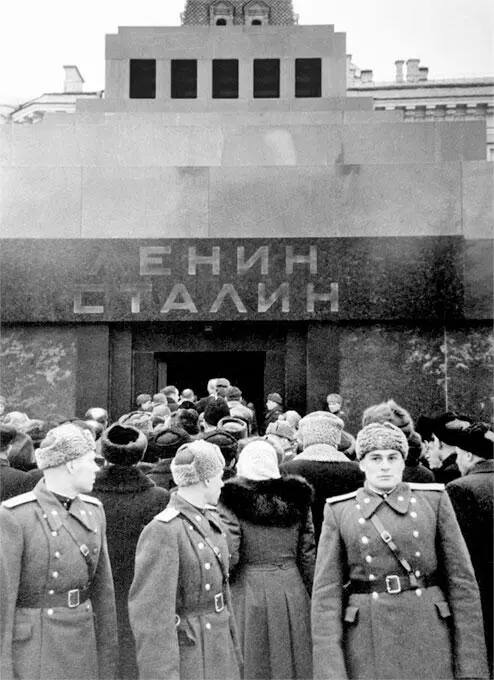 Похороны Сталина Март 1953 года Сталин еще лежал в мавзолее когда началось - фото 12