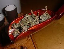 Один из этапов насыпания заварки в чайник в процессе все той же гунфуча - фото 22