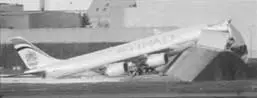 15 ноябряна аэродроме завода Airbus близ Тулузы Франция врезался в ограждение - фото 11