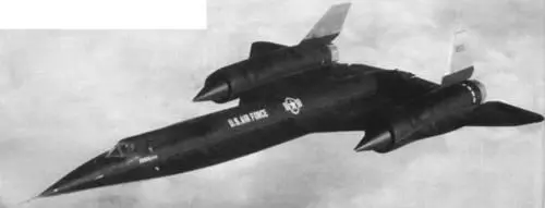 А12 внешне отличался от SR71 более коротким фюзеляжем В целом посадка прошла - фото 18
