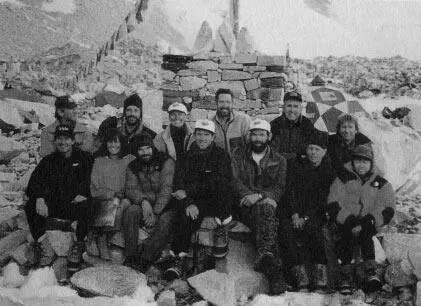 Конец апреля 1996 г базовый лагерь Эвереста Групповой портрет команды Роба - фото 15