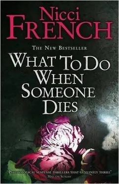 Nicci French What to do When Someone Dies обложка книги