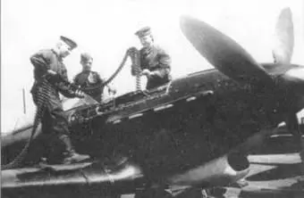 Балтийцы готовят к вылету Як 7 Техник из JG 54 позирует у FW190 Замена д - фото 108