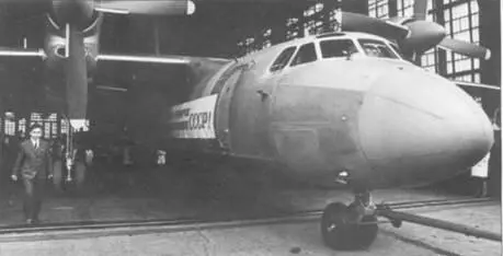 Выкатка из сборочного цеха КиАПО предсерийного Ан32 001 2 октября 1982 - фото 26
