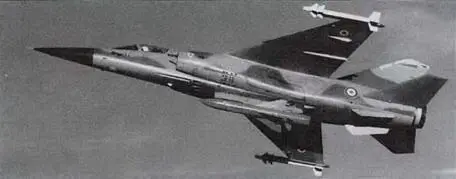 Mirage F1 несет две УР Matra R550 Magic и противорадиолокационную УР Matra - фото 32