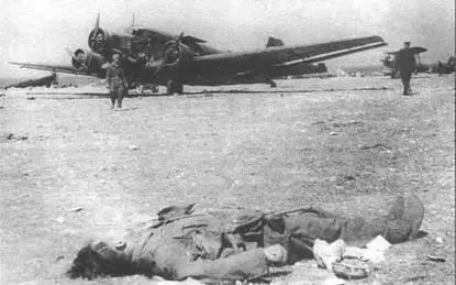 Эти незначительно поврежденные транспортники SM82 и Ju 52 были захвачены - фото 68